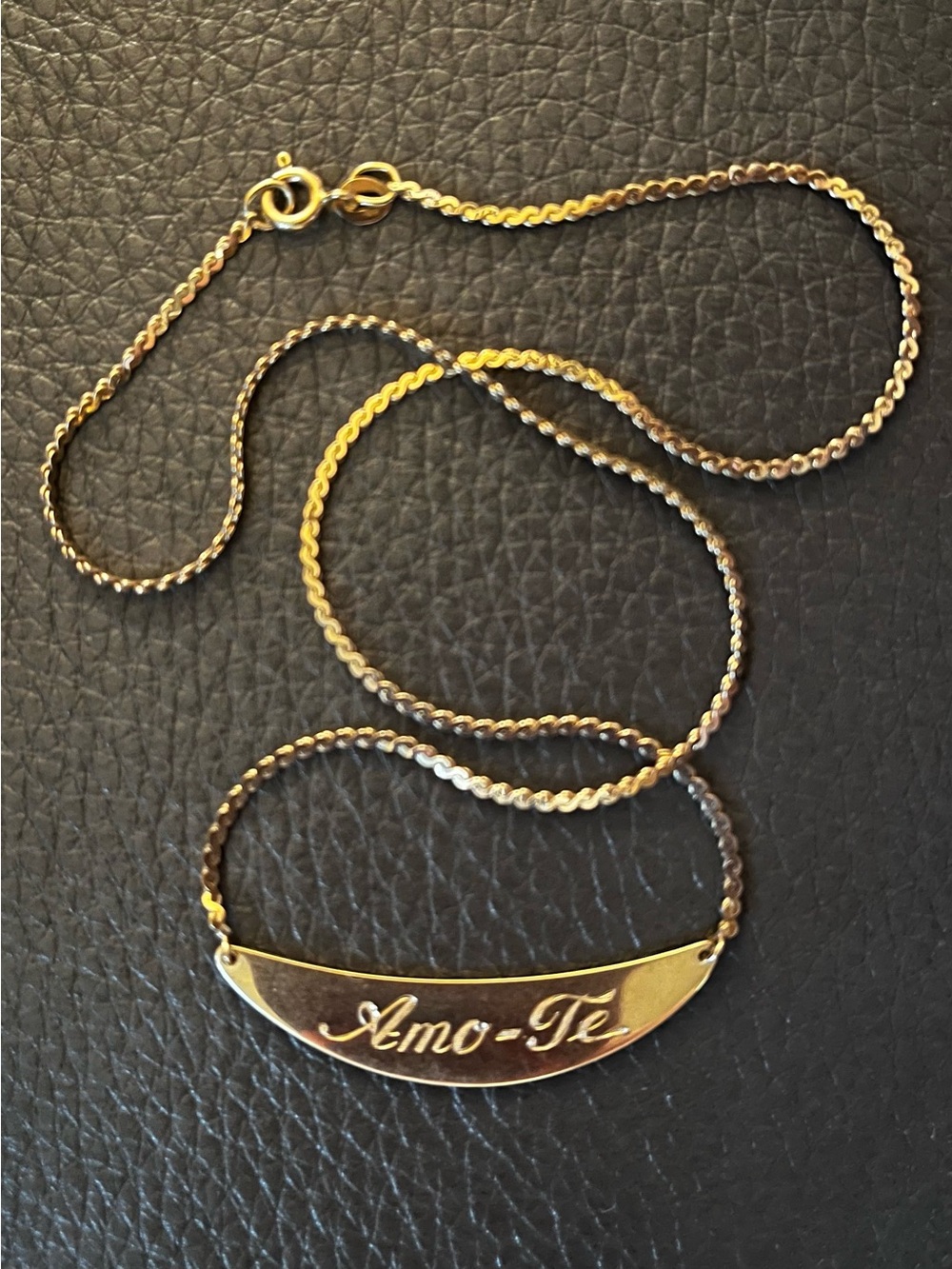 Solid 14k Yellow Gold Amo Te = "I love you" Necklace 7.51g Engraved Bar Pendant
